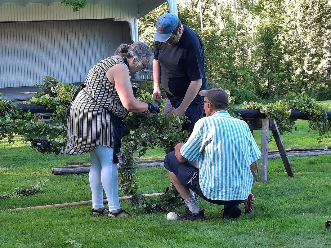 Midsommarstången kläs kvällen före  Bildrättigheter/fotograf: Ingmari Wistrand Martinsson