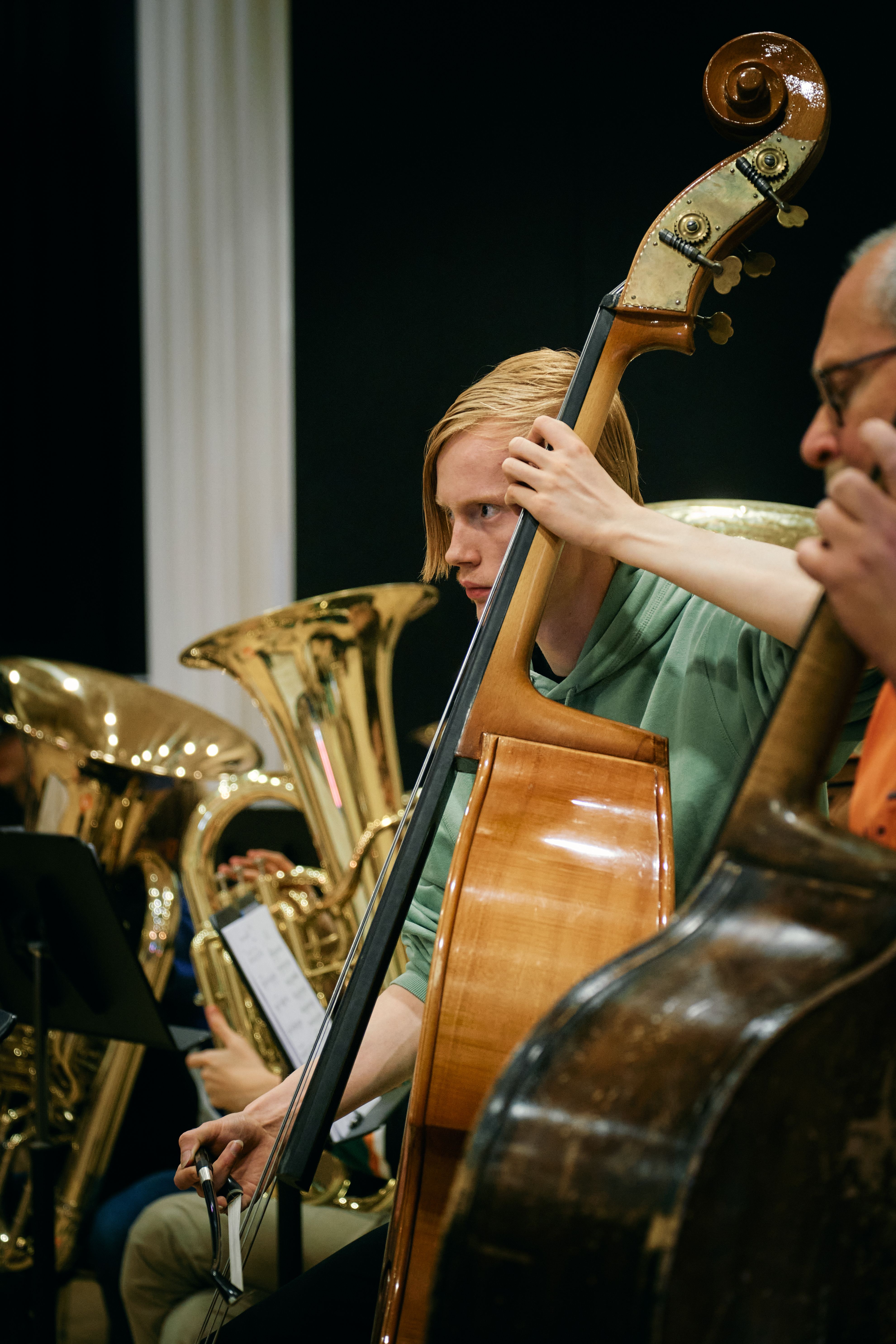 Ett av många instrument som spelas i orkestern är kontrabas. Här ser vi Carl Fasth.. Lennart Löfgren