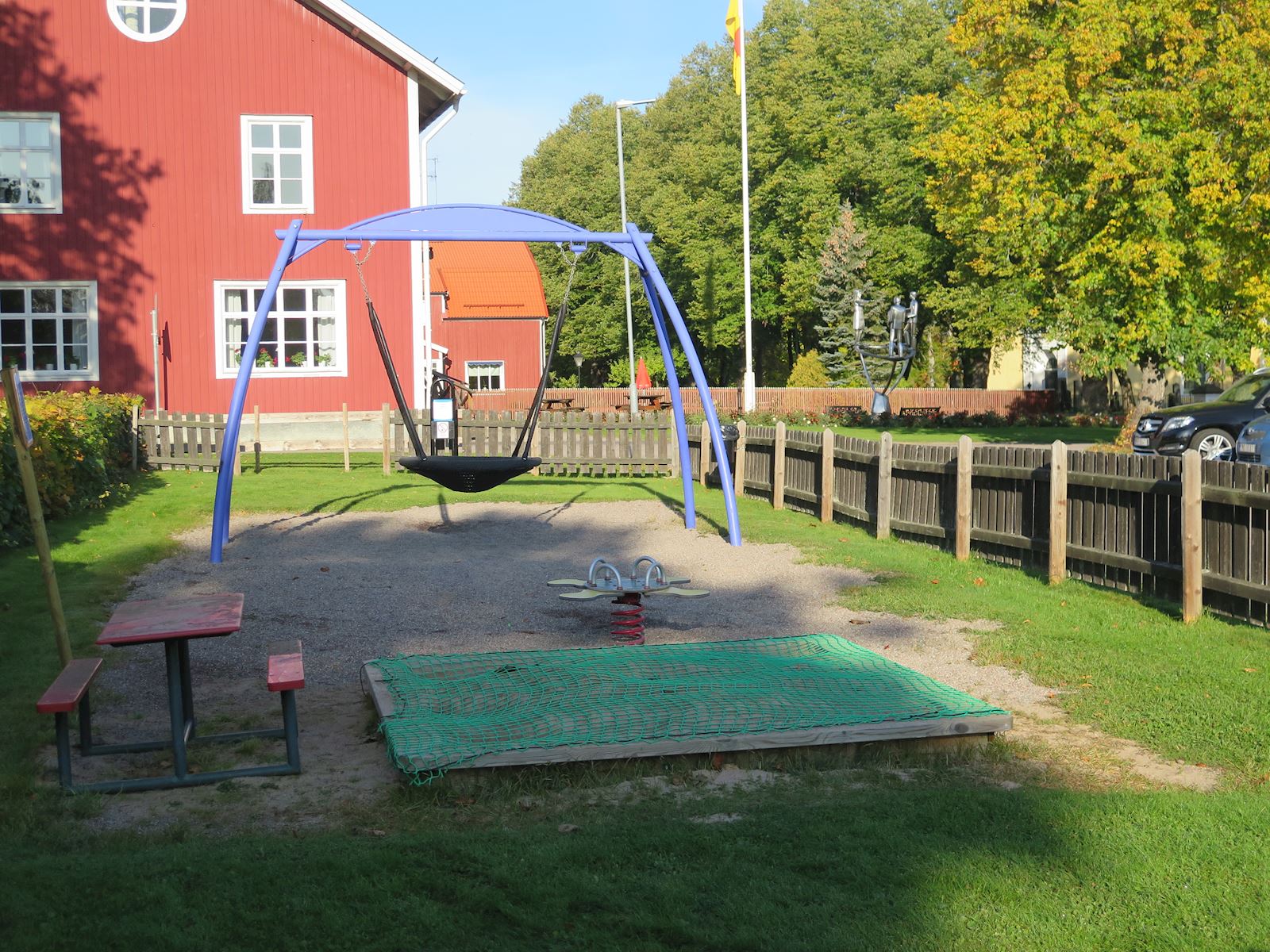 Bild från lekplatsen vid torget i Västerfärnebo.