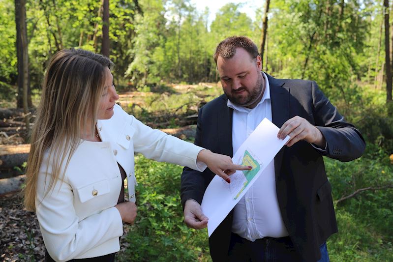 Amanda Lindblad och Markingenjör, Anders Viking, tittar på en detaljplanekarta över Bältarhagen