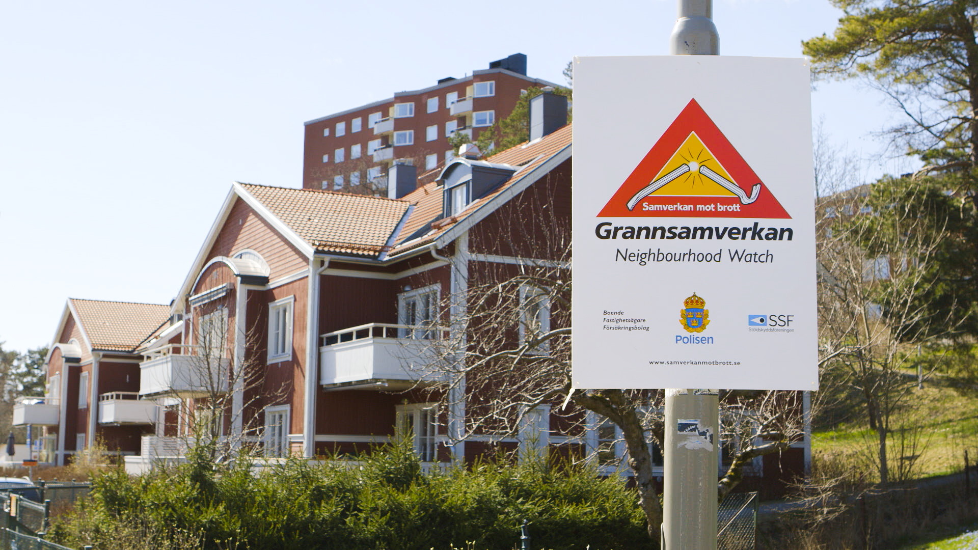 Grannsamverkansskylt i ett bostadsområde.