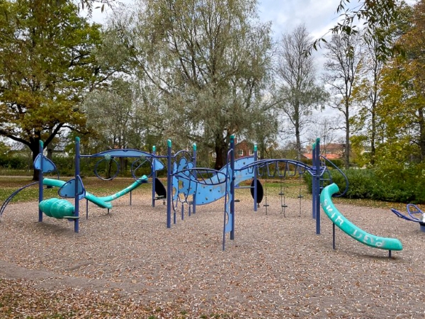 Den blå lekplatsen i stadsparken.