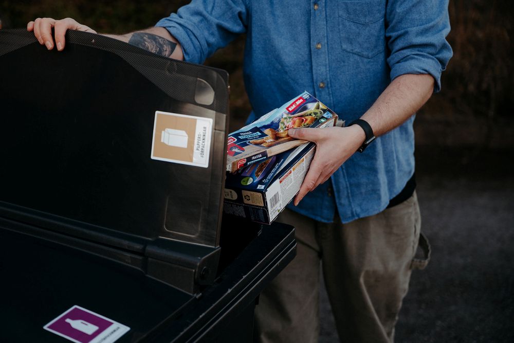 Nya kärl för plast- och pappersförpackningar. Foto: Linda Liv Eliasson.