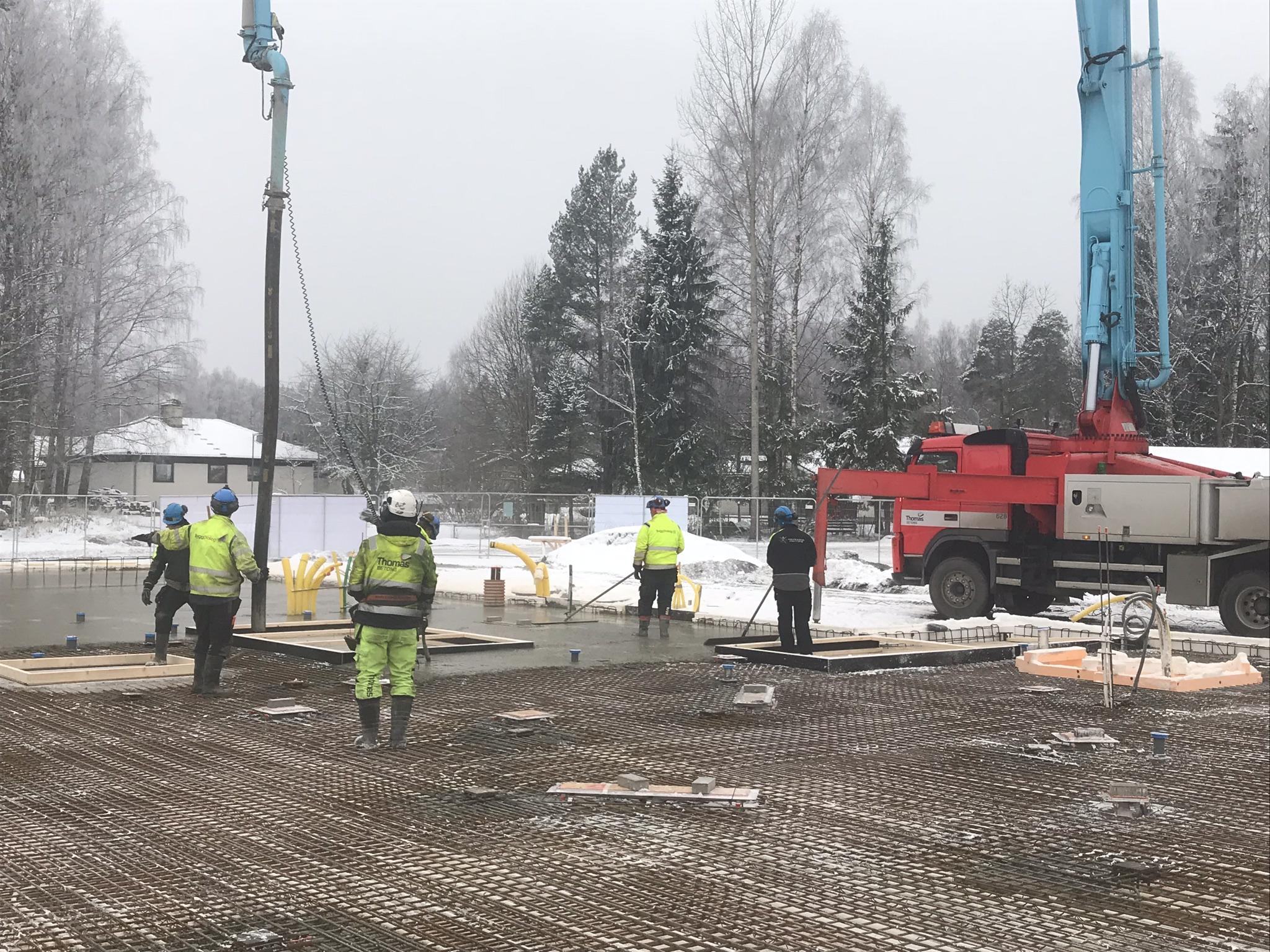 Gjutning av grund till skola och idrottshall