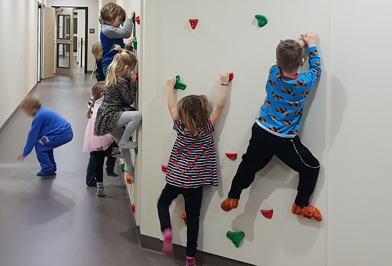 Barnen testar väggklättring i deras nya lokaler.